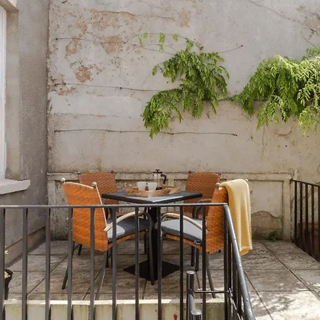 Redcliffe Parade No 9 I Centre