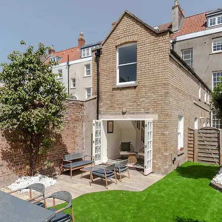 Redcliffe Parade No 9 I Centre