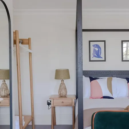 Redcliffe Parade No 9 I Centre