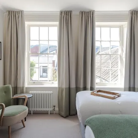 Redcliffe Parade No 9 I Centre *