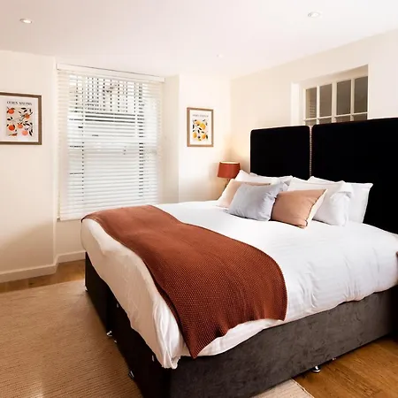 Redcliffe Parade No 9 I Centre