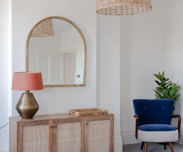 Redcliffe Parade No 9 I Centre