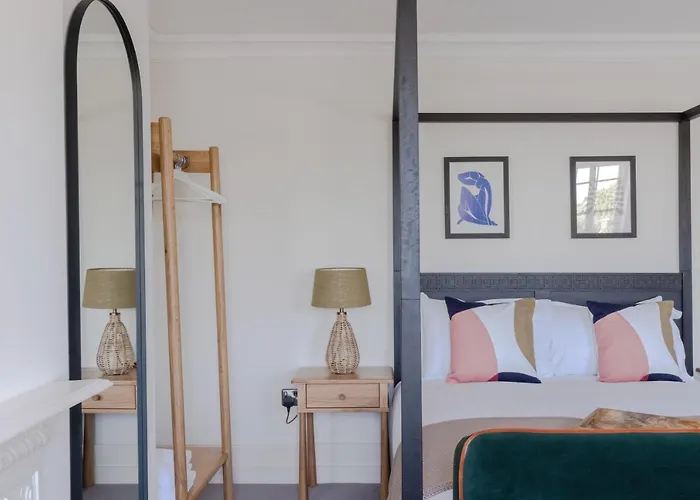 Redcliffe Parade No 9 I Centre