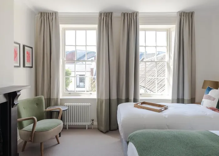 Redcliffe Parade No 9 I Centre *