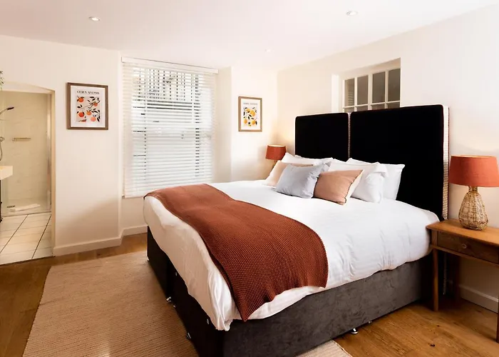 Redcliffe Parade No 9 I Centre