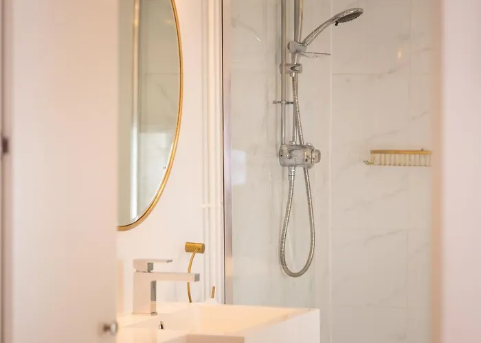 Redcliffe Parade No 9 I Centre * Bristol