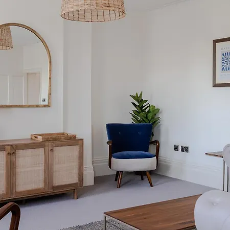 Redcliffe Parade No 9 I Centre * Bristol