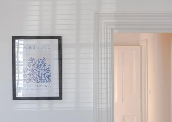 Redcliffe Parade No 9 I Centre *