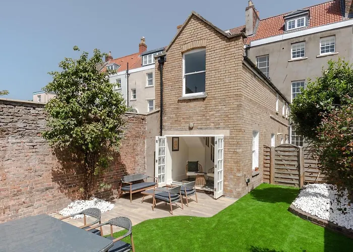 Redcliffe Parade No 9 I Centre